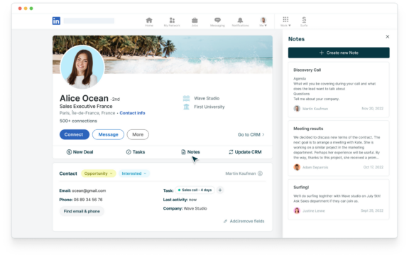 Sales notes hovering over a user's linkedin profile by using Surfe's LinkedIn to CRM chrome extension